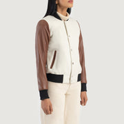 
Gedragen perspectief van Savant Green Hybrid Varsity Jacket op model - Natuurlijke valling bij daglicht