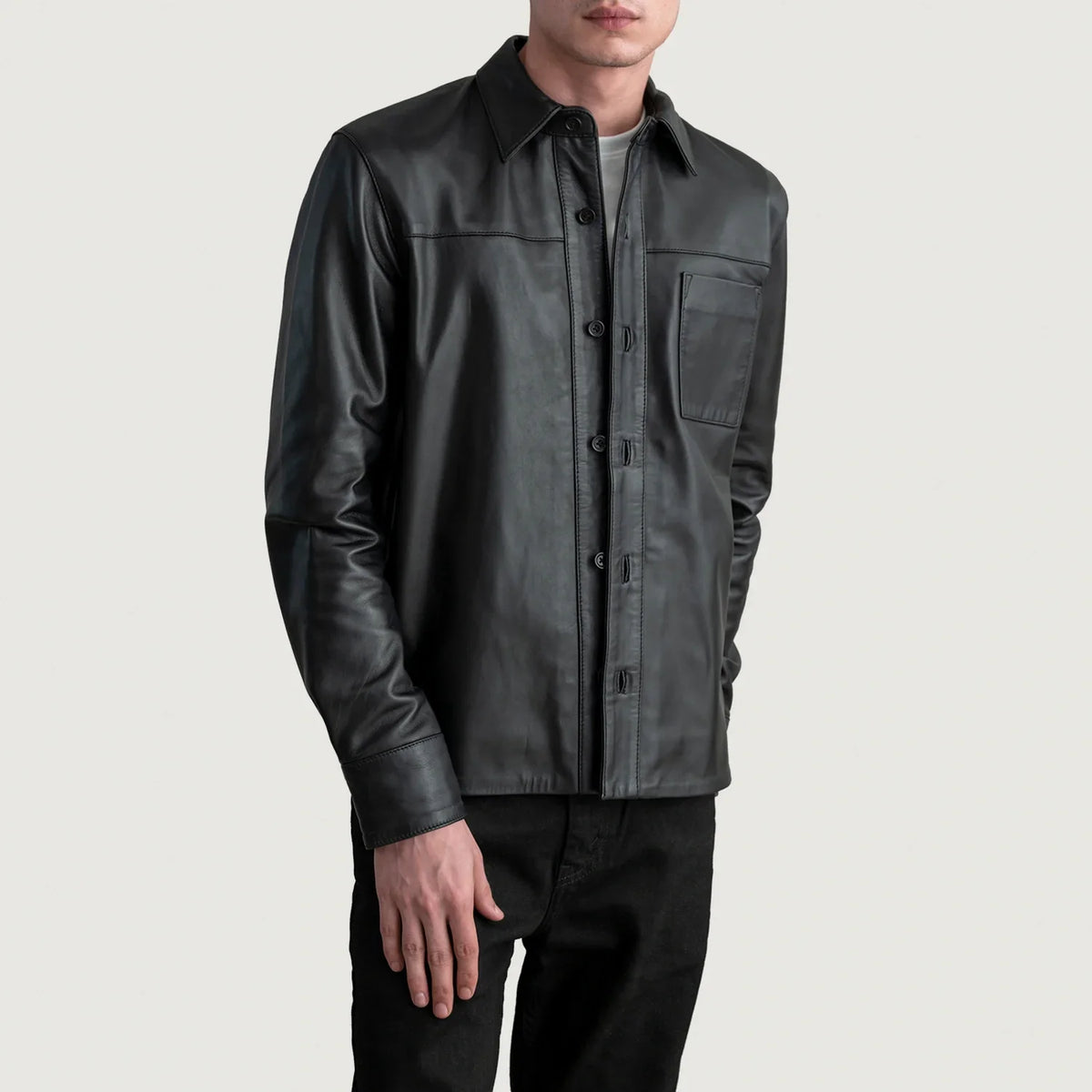 
Black Sheepskin leather Jacket - Achteraanzicht met getailleerde schouders & strakke zoom