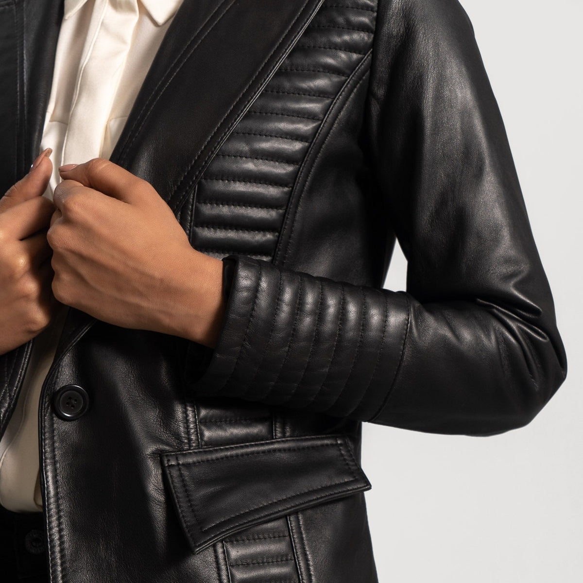 
Selina Zwart Leren Leren Blazer voor Dames - Zijaanzicht met ergonomische mouwsnede