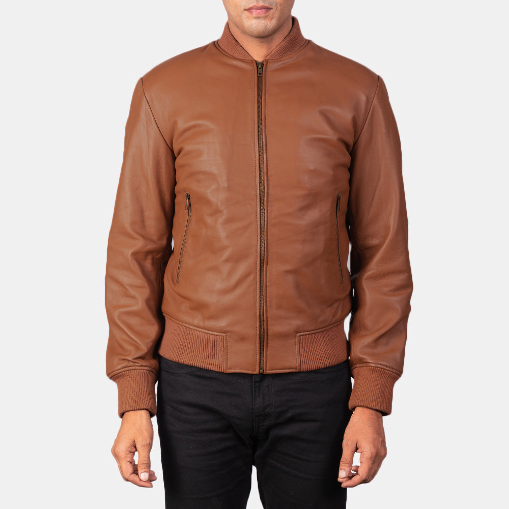 Close-Up Detail of Varsity &amp; Zipper Hardware on Men's Shane Bruin Leren Bomberjack voor Heren