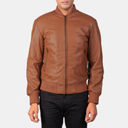 Close-Up Detail of Varsity &amp; Zipper Hardware on Men's Shane Bruin Leren Bomberjack voor Heren