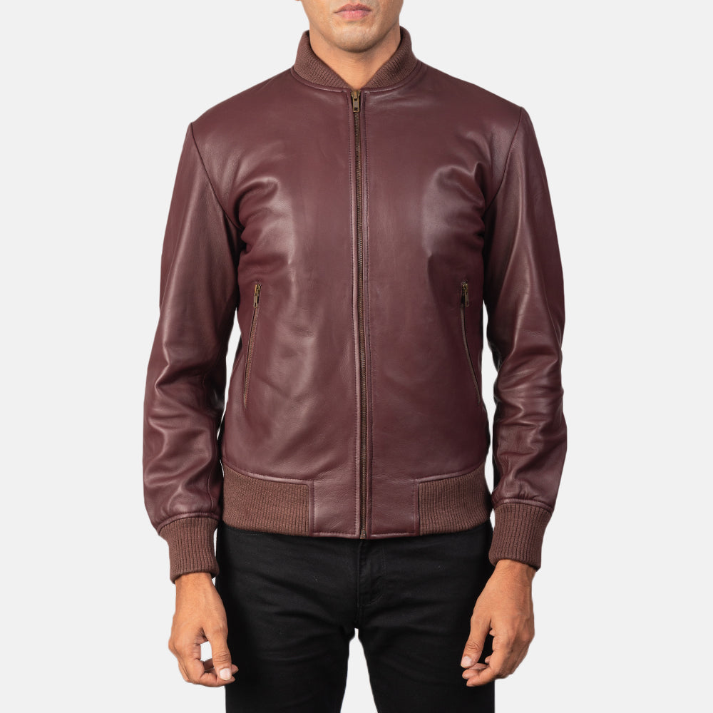 Close-Up Detail of Varsity &amp; Zipper Hardware on Men's Shane Kastanjebruin Leren Bomberjack voor Heren