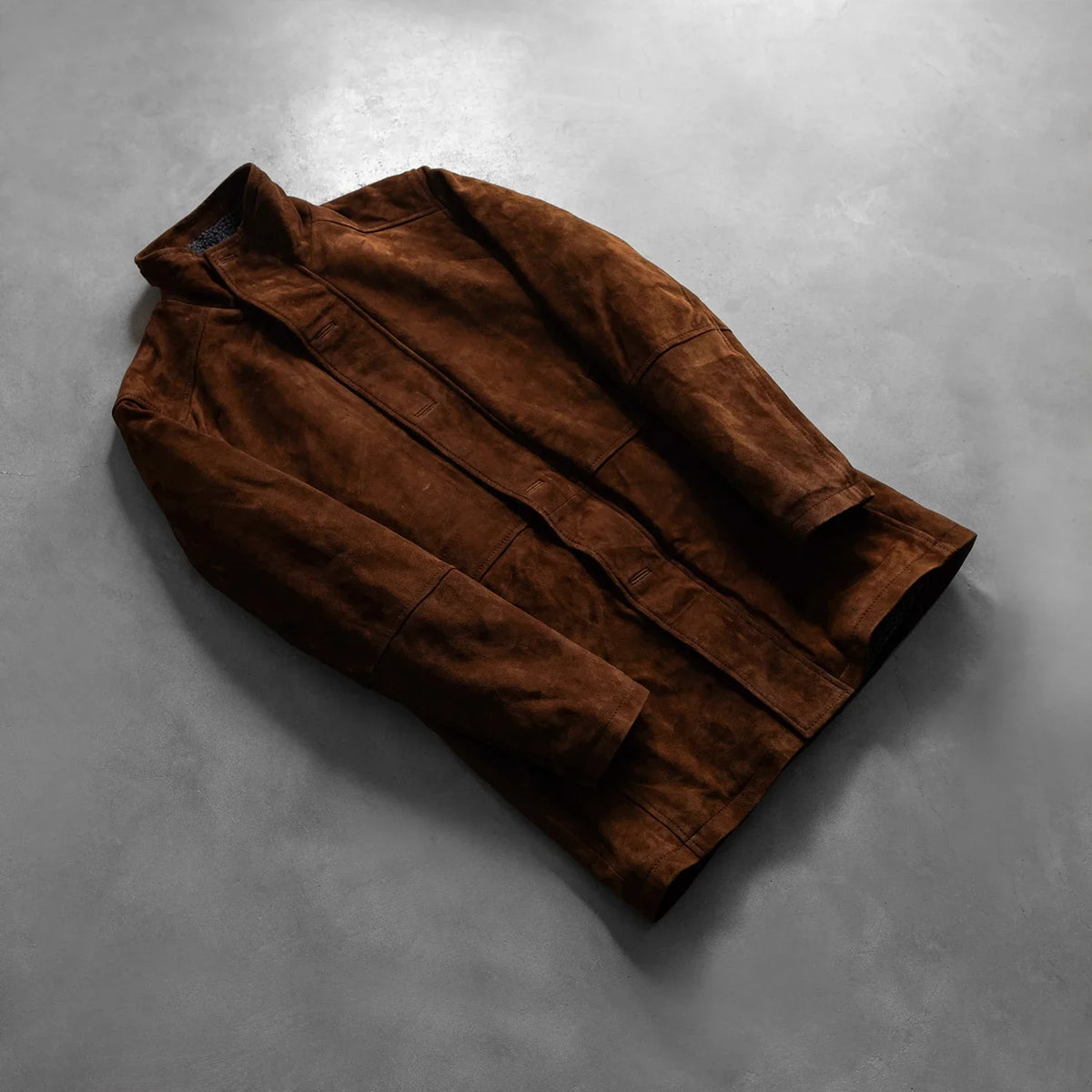 Open hem &amp; Hem Craftsmanship Construction Detail on Men's Sheriff Bruin Suède Jas voor Heren