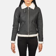 
Gedragen perspectief van Sherilyn B-3 Distressed Black Leather Bomber Jacket op model - Natuurlijke valling bij daglicht