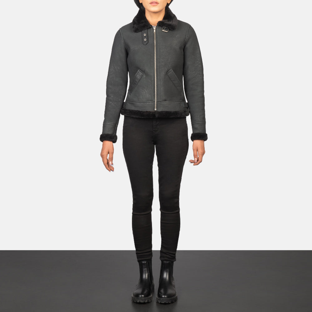 
Sherilyn B-3 Distressed Black Leather Bomber Jacket - Zijaanzicht met ergonomische mouwsnede