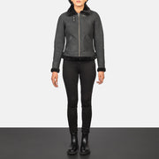 
Sherilyn B-3 Distressed Black Leather Bomber Jacket - Zijaanzicht met ergonomische mouwsnede