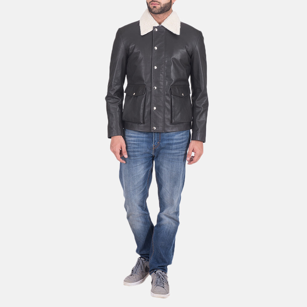 Close-Up Detail of Shirt style Faux Shearling Collar &amp; Zipper + Button Flap Hardware on Men's Snow Cole Zwart Leren Jas voor Heren