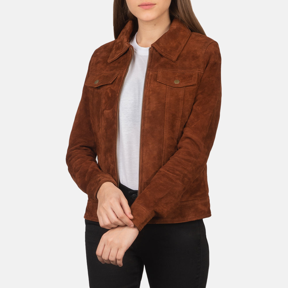 
Suzy Brown Suede Trucker Jacket in Brown Goatskin Suede - Vooraanzicht & getailleerd silhouet | Online kopen
