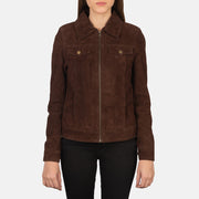 
Gedragen perspectief van Suzy Brown Suede Trucker Jacket op model - Natuurlijke valling bij daglicht