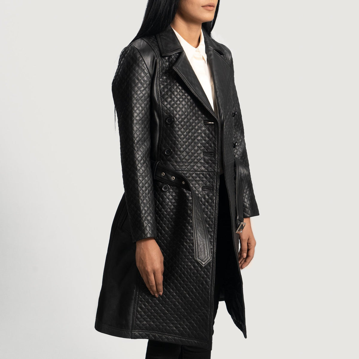 
Black Sheepskin Leather Trench Coat - Achteraanzicht met getailleerde schouders & strakke zoom