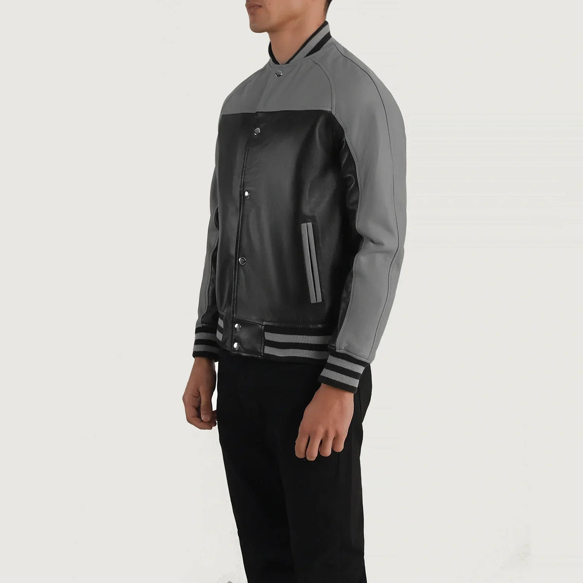 
Black & Red Sheepskin Leather Varsity Jacket - Achteraanzicht met getailleerde schouders & strakke zoom