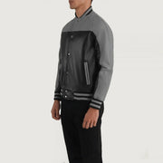 
Black & Red Sheepskin Leather Varsity Jacket - Achteraanzicht met getailleerde schouders & strakke zoom