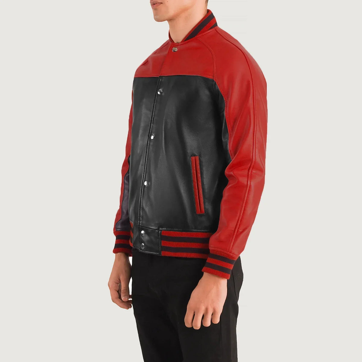
Gedragen perspectief van Terrance Black & Red Leather Varsity Jacket op model - Natuurlijke valling bij daglicht