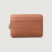 
The Baxter Brown Leather Laptop Sleeve For Men & Women - Zijaanzicht met ergonomische mouwsnede