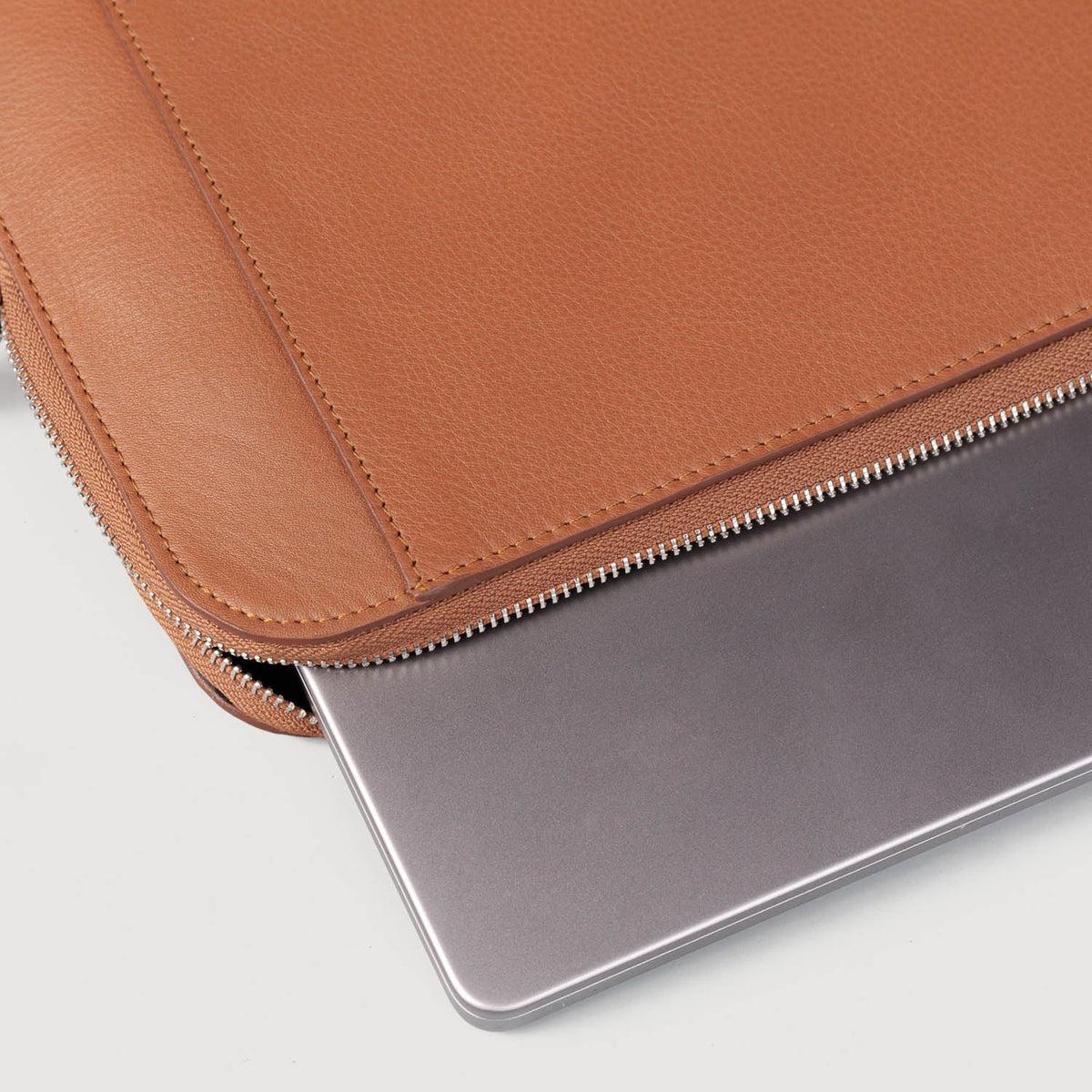 
Detailopname of Classic Collar & Heavy-Duty Zipper Hardware on The Baxter Brown Leather Laptop Sleeve For Men & Women