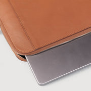 
Detailopname of Classic Collar & Heavy-Duty Zipper Hardware on The Baxter Brown Leather Laptop Sleeve For Men & Women