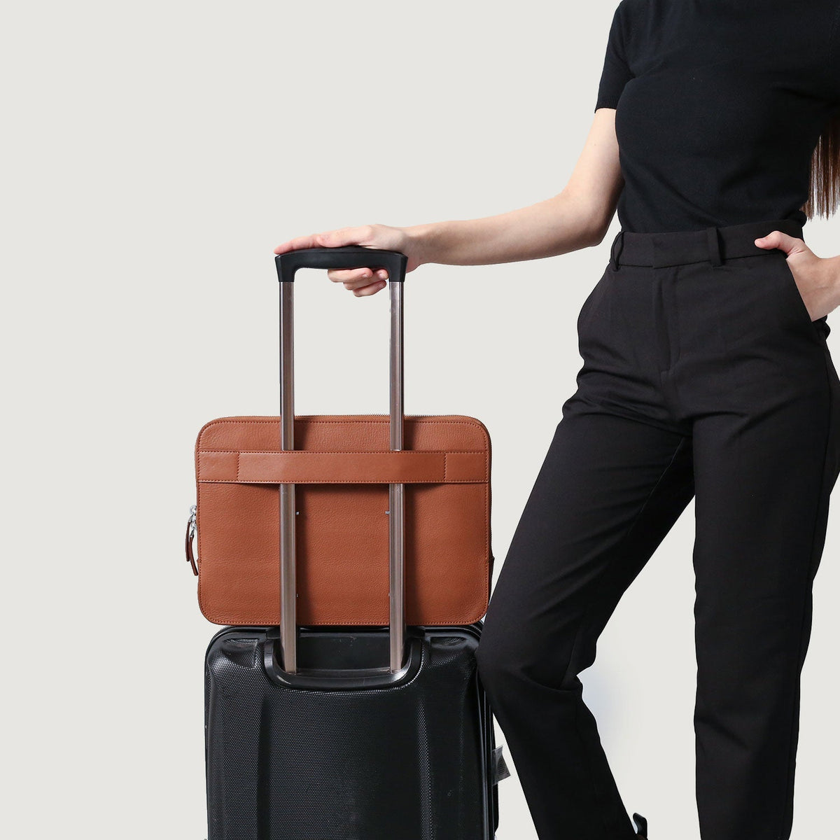 
Gedragen perspectief van The Baxter Brown Leather Laptop Sleeve For Men & Women op model - Natuurlijke valling bij daglicht