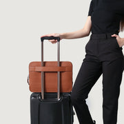 
Gedragen perspectief van The Baxter Brown Leather Laptop Sleeve For Men & Women op model - Natuurlijke valling bij daglicht
