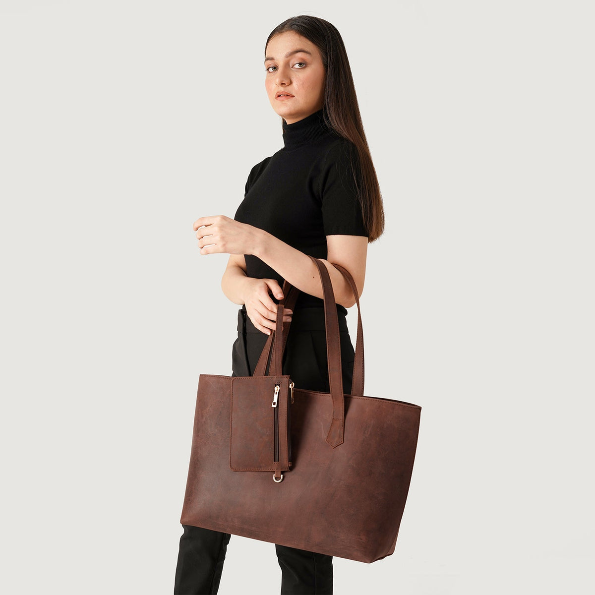 
Distressed Brown Full-Grain leather Bag - Achteraanzicht met versterkte leren banden