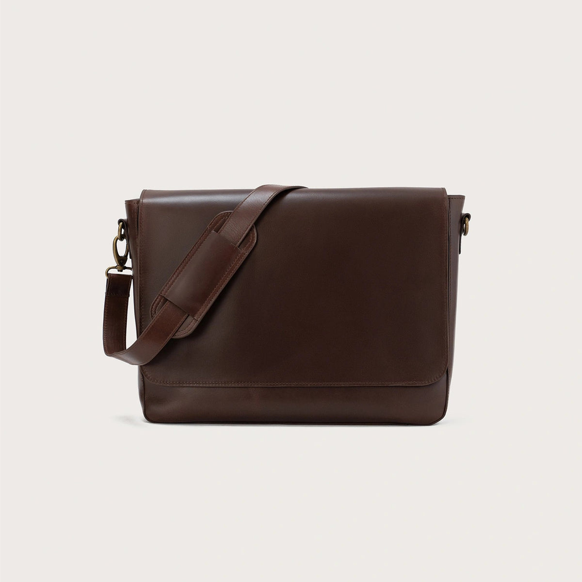 
The Carismatico Vintage Brown Leather Messenger Bag For Men & Women in Vintage Brown Full-Grain Leather - Full Exterior Vooraanzicht & getailleerd silhouet | Online kopen