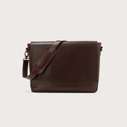 
The Carismatico Vintage Brown Leather Messenger Bag For Men & Women in Vintage Brown Full-Grain Leather - Full Exterior Vooraanzicht & getailleerd silhouet | Online kopen