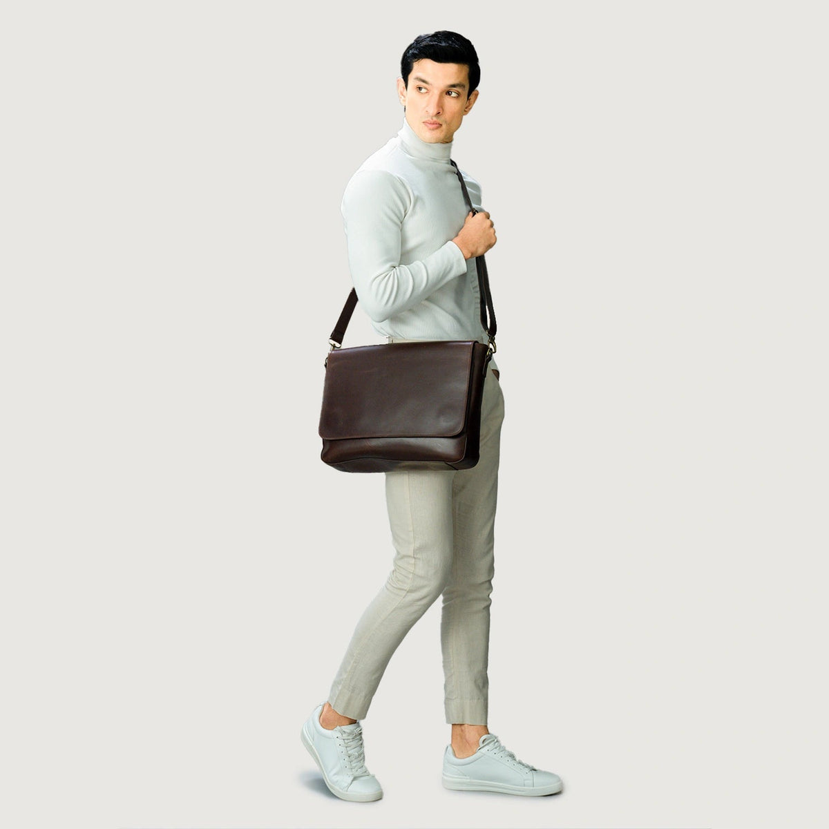 
Vintage Brown Full-Grain Leather Messenger Bag - Achteraanzicht met versterkte leren banden