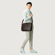 
Vintage Brown Full-Grain Leather Messenger Bag - Achteraanzicht met versterkte leren banden