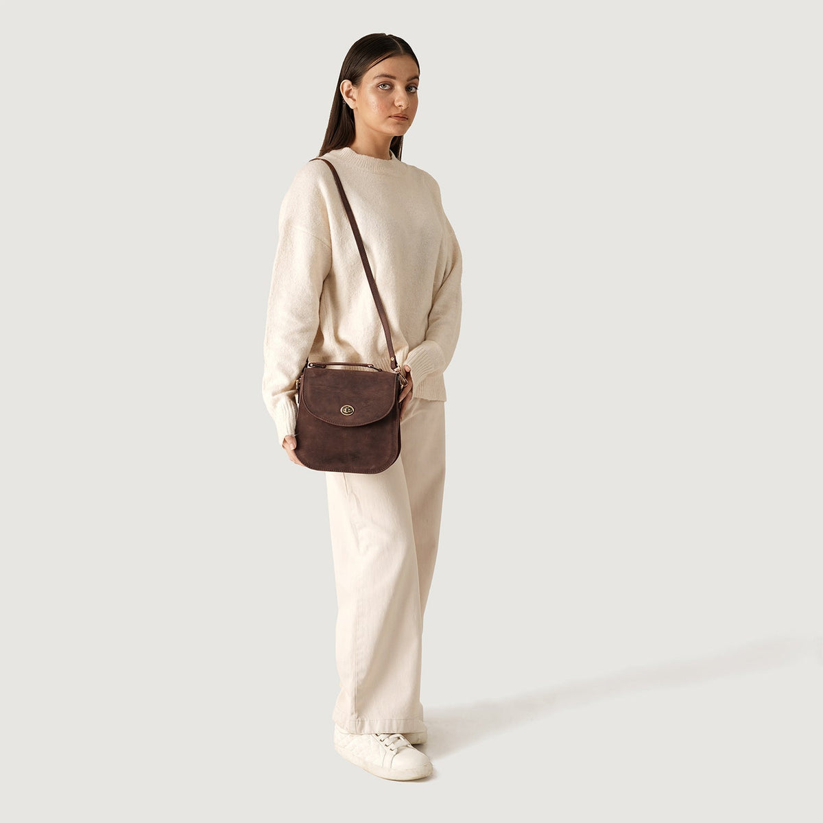 
Distressed Brown Full-Grain leather Bag - Achteraanzicht met versterkte leren banden