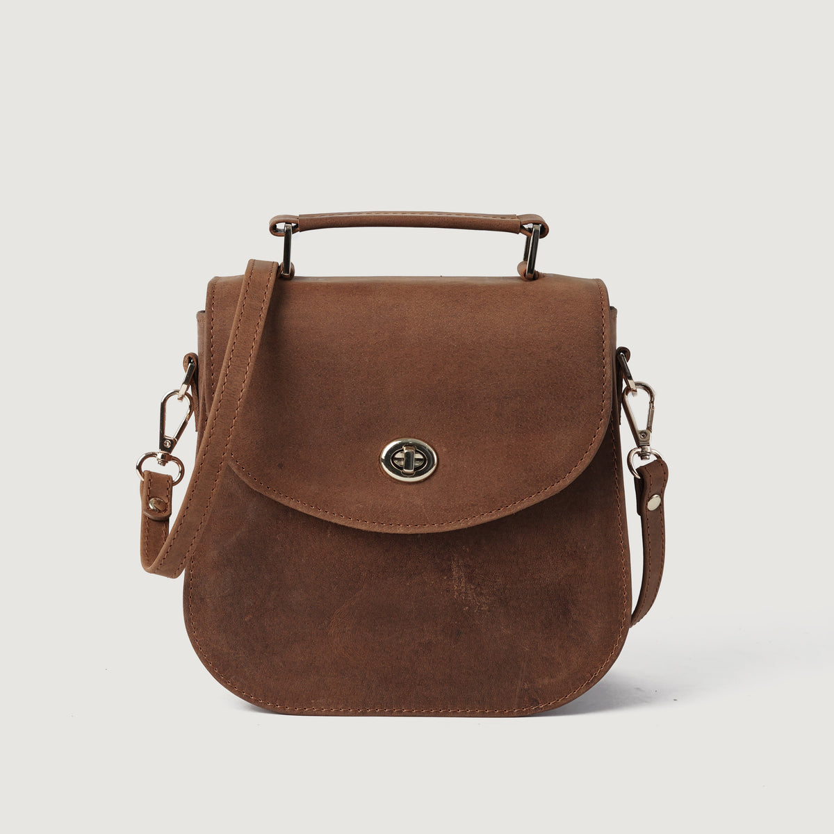 
The Sandra Vintage Lichtbruin Leather Saddle Bag For Women in Tan Full Grain Naturally Milled Cowhide Leather. - Full Exterior Vooraanzicht & getailleerd silhouet | Online kopen