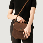 
Solid Antique Brass Hardware & Heavy-Duty Dual Zipper Detail on The Sandra Vintage Lichtbruin Leather Saddle Bag For Women