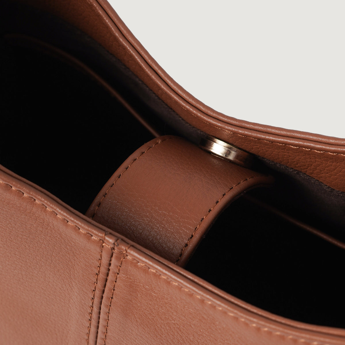 
Gedragen perspectief van The Stefani Brown Leather Hobo Bag For Women op model - Natuurlijke valling bij daglicht