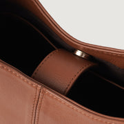 
Gedragen perspectief van The Stefani Brown Leather Hobo Bag For Women op model - Natuurlijke valling bij daglicht