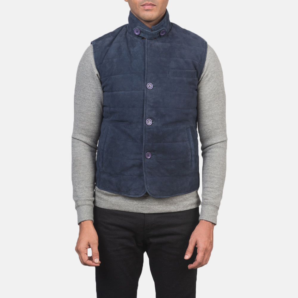 Close-Up Detail of Notch with removable throat latch &amp; Button Hardware on Men's Tony Blauw Suede Vest voor Heren