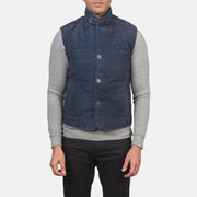 Close-Up Detail of Notch with removable throat latch &amp; Button Hardware on Men's Tony Blauw Suede Vest voor Heren