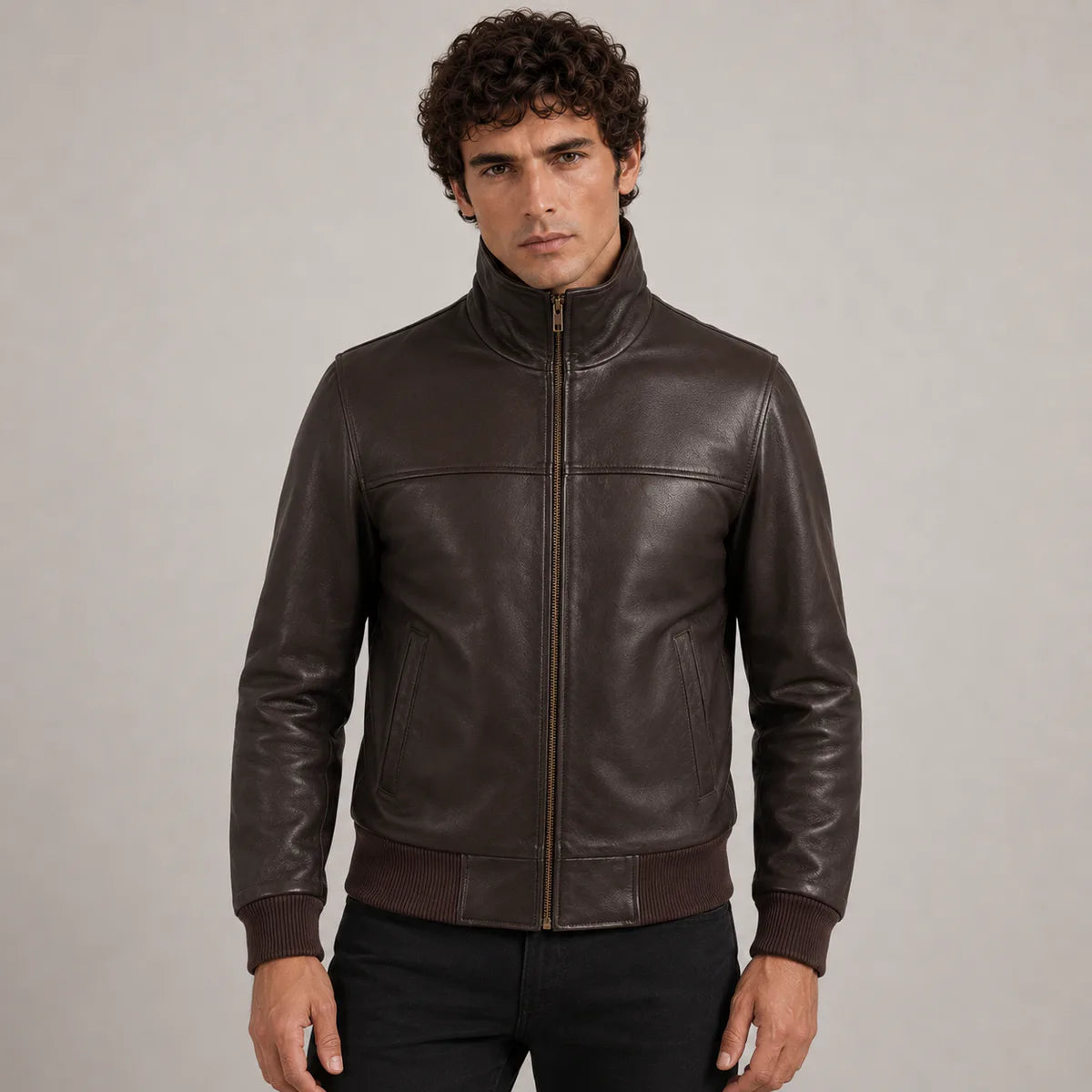 
Dark Bruin Sheepskin Leren Bomberjack voor Heren - Vooraanzicht & getailleerd silhouet | Online kopen