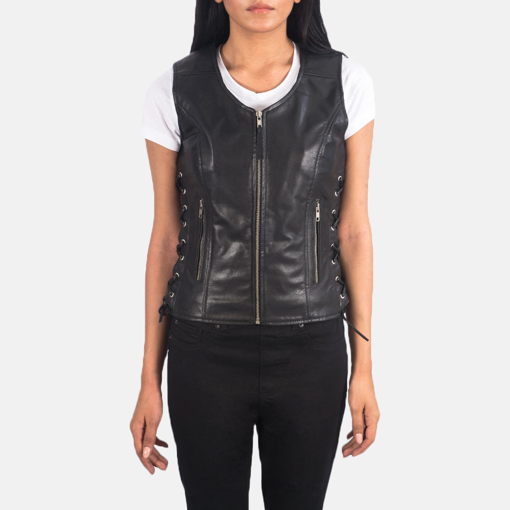 Close-Up Detail of V-neck &amp; Zipper Hardware on Women's Vanda Zwart Leather Biker Vest voor Dames