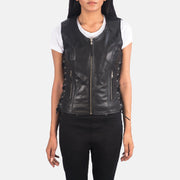 Close-Up Detail of V-neck &amp; Zipper Hardware on Women's Vanda Zwart Leather Biker Vest voor Dames