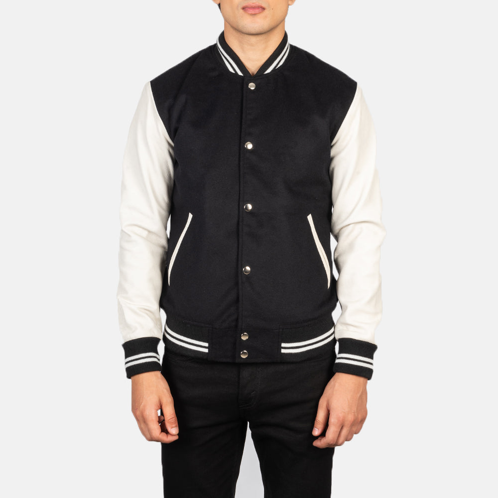 Close-Up Detail of Varsity &amp; Snap Buttons Hardware on Men's Vaxton Zwart &amp; White Hybrid Varsity Leren Jas voor Heren