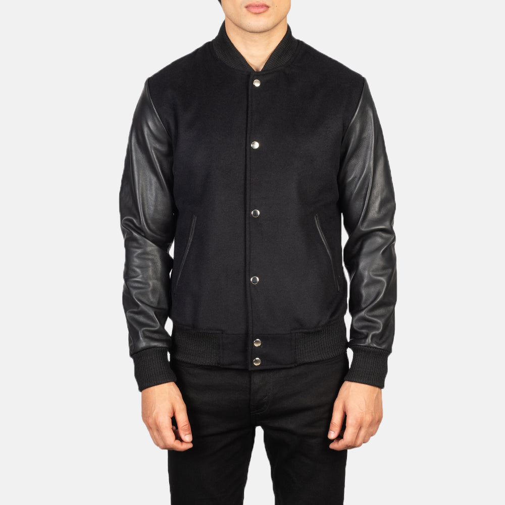 Close-Up Detail of Varsity &amp; Snap Buttons Hardware on Men's Vaxton Zwart Hybrid Varsity Leren Jas voor Heren