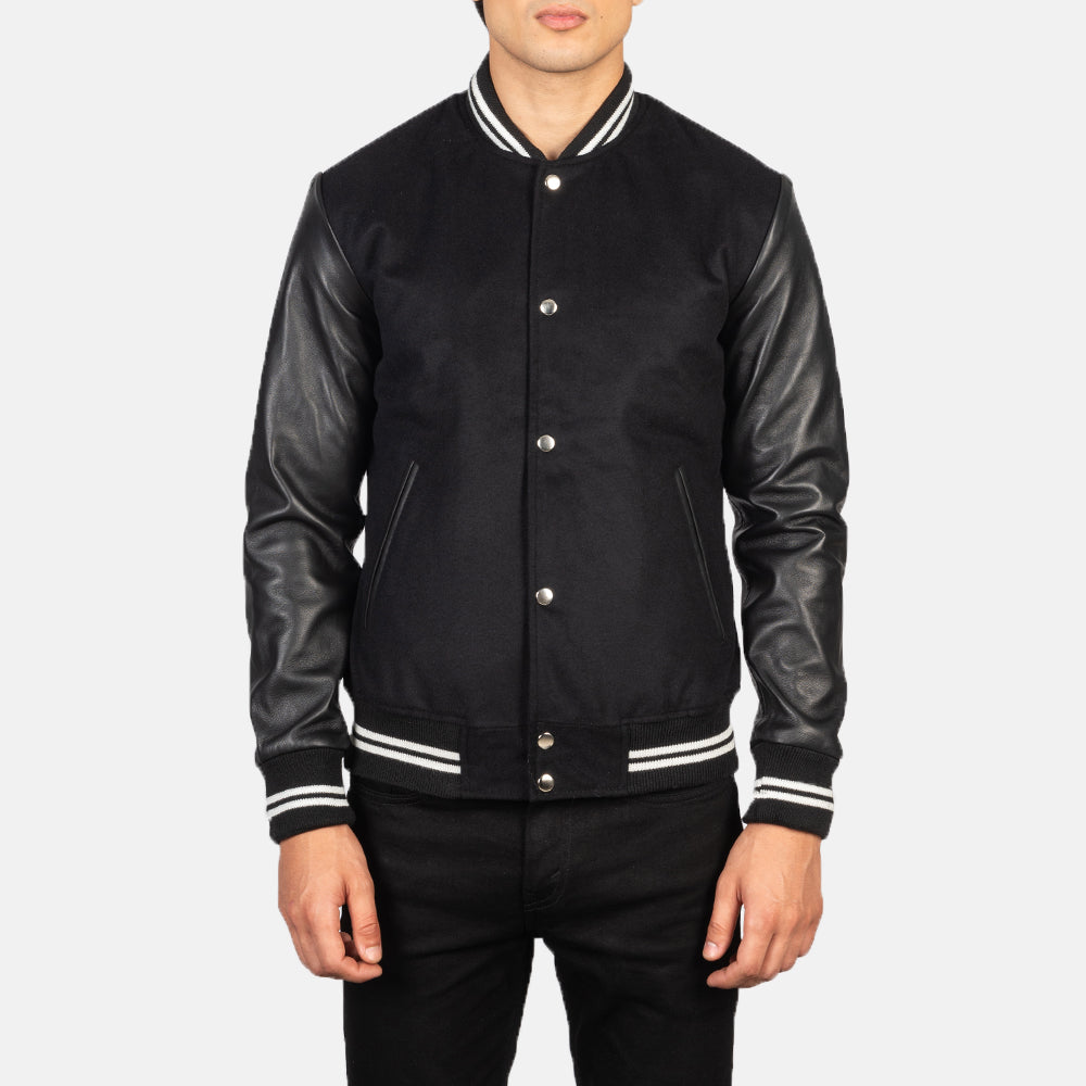 Close-Up Detail of Varsity &amp; Snap Buttons Hardware on Men's Vaxton Zwart Striped Hybrid Varsity Leren Jas voor Heren
