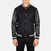 Close-Up Detail of Varsity &amp; Snap Buttons Hardware on Men's Vaxton Zwart Striped Hybrid Varsity Leren Jas voor Heren