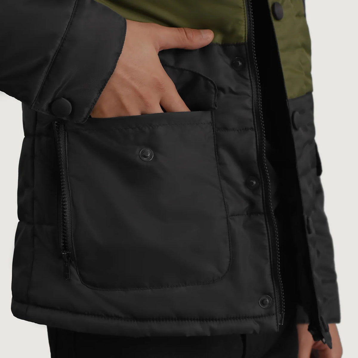 
Binnenweergave Showing Quilted Viscose Lining & Twee functionele binnenzakken
