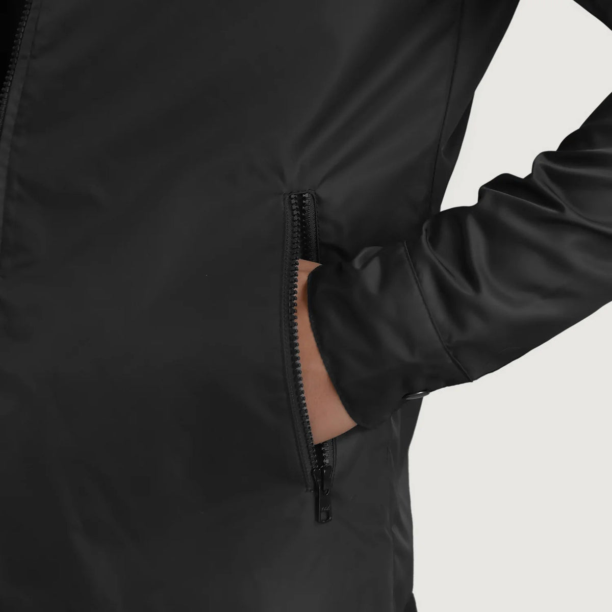 
Binnenweergave Showing Quilted Viscose Lining & Twee functionele binnenzakken