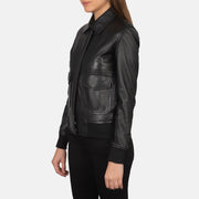 
Black Sheepskin Leather Bomber Jacket - Achteraanzicht met getailleerde schouders & strakke zoom