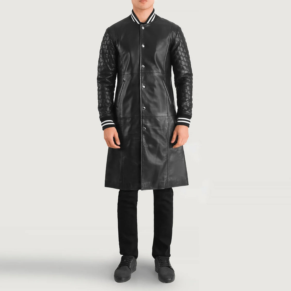 
Wilde Zwart Leather Varsity Leren Jas voor Heren in Black Sheepskin Leather - Vooraanzicht & getailleerd silhouet | Online kopen