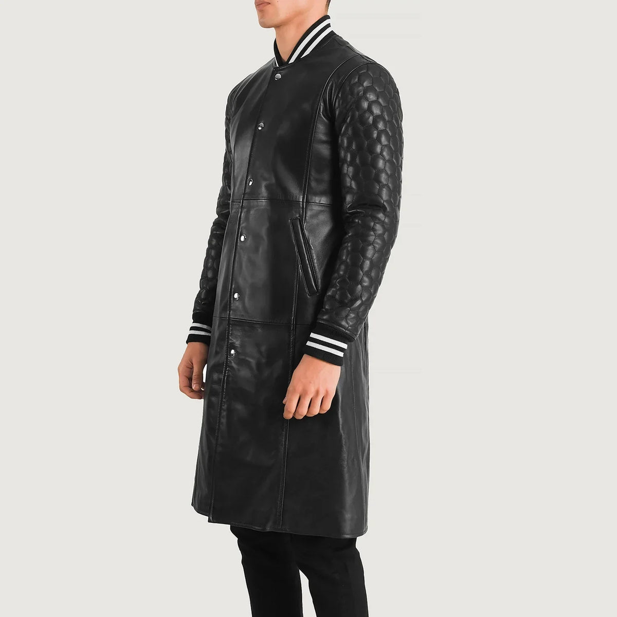 
Black Sheepskin Leather Varsity Jacket - Achteraanzicht met getailleerde schouders & strakke zoom