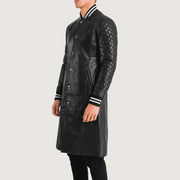 
Black Sheepskin Leather Varsity Jacket - Achteraanzicht met getailleerde schouders & strakke zoom