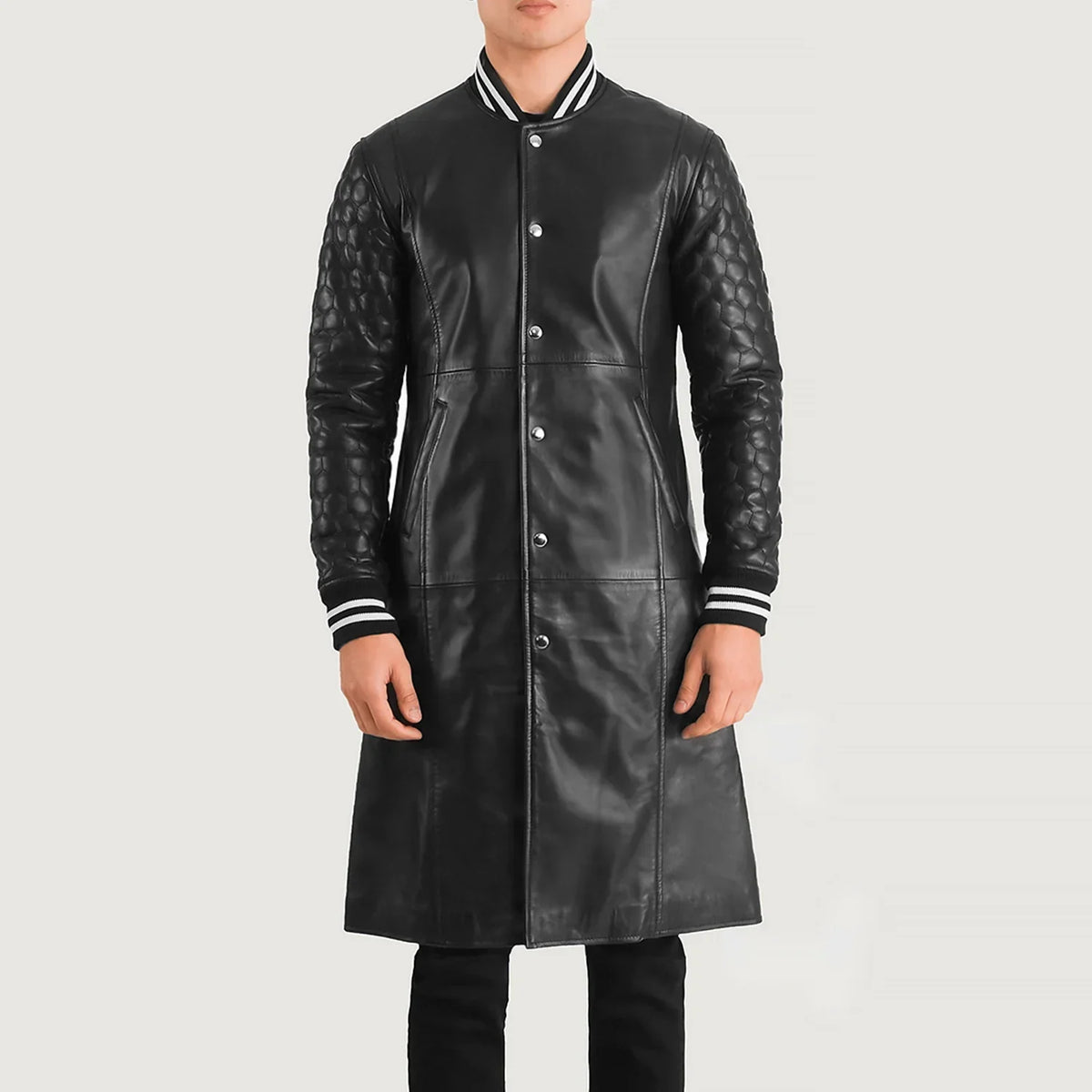 
Detailopname of Varsity collar & Snap Button button Hardware on Wilde Zwart Leather Varsity Leren Jas voor Heren