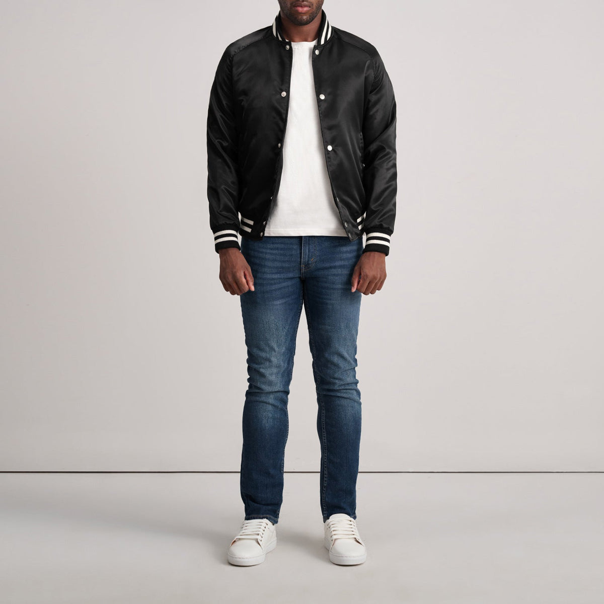Close-Up Detail of Varsity &amp; Button Hardware on Xander Zwart Varsity Leren Jas voor Heren