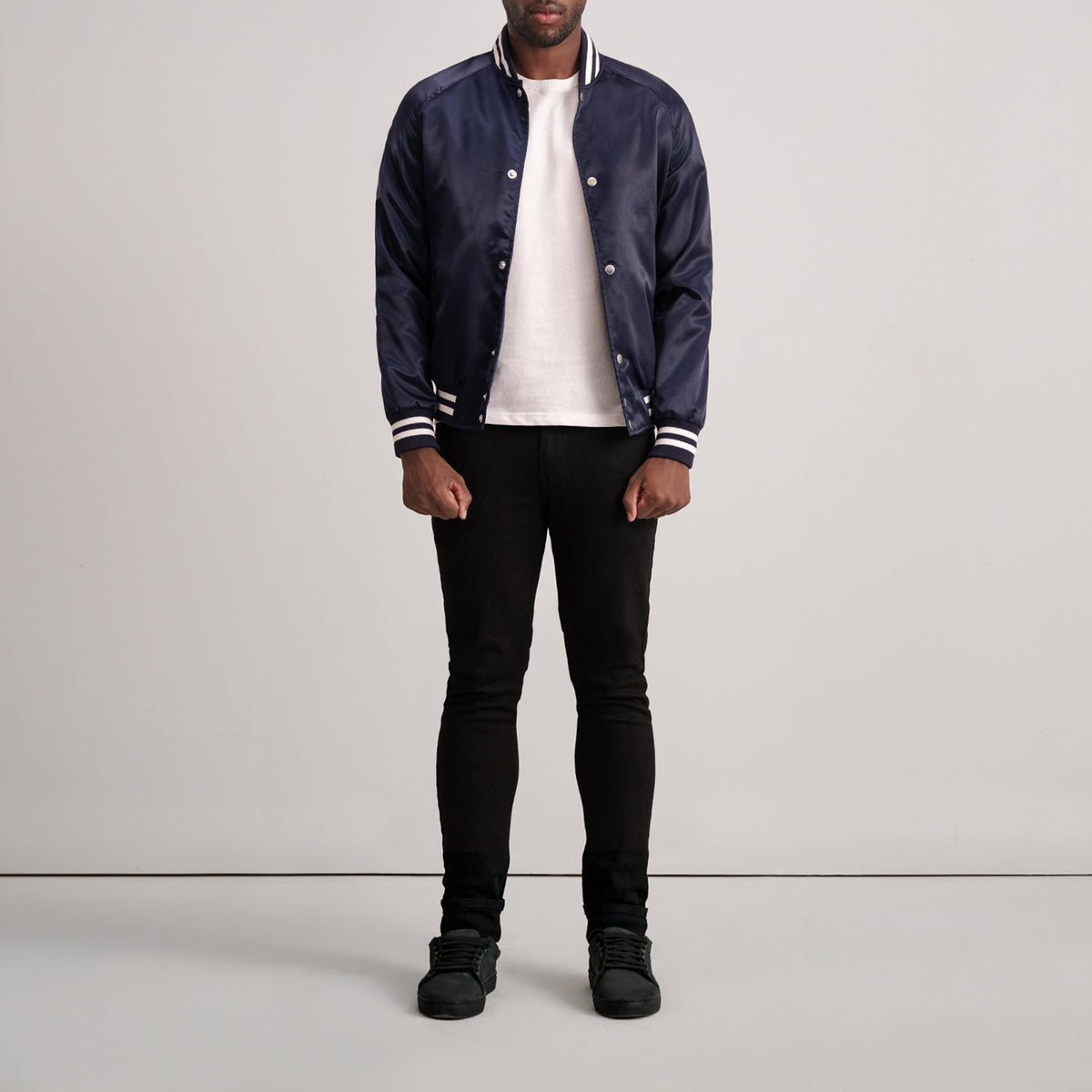 Close-Up Detail of Varsity &amp; Button Hardware on Xander Blauw Varsity Leren Jas voor Heren